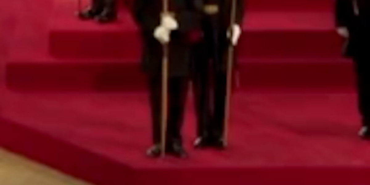 Kate Middleton et Meghan Meghan - le choc, un garde royal tombé dans les pommes (vidéo)