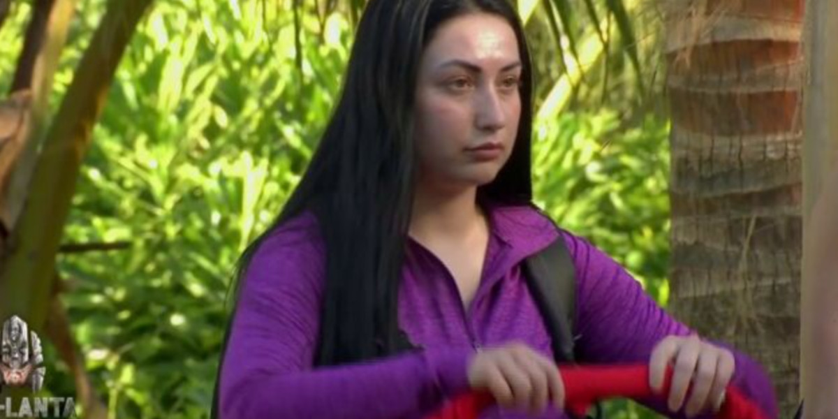 Koh-Lanta 2024 : Alicia et Émilie, guerre des bikinis sur une plage de sable fin