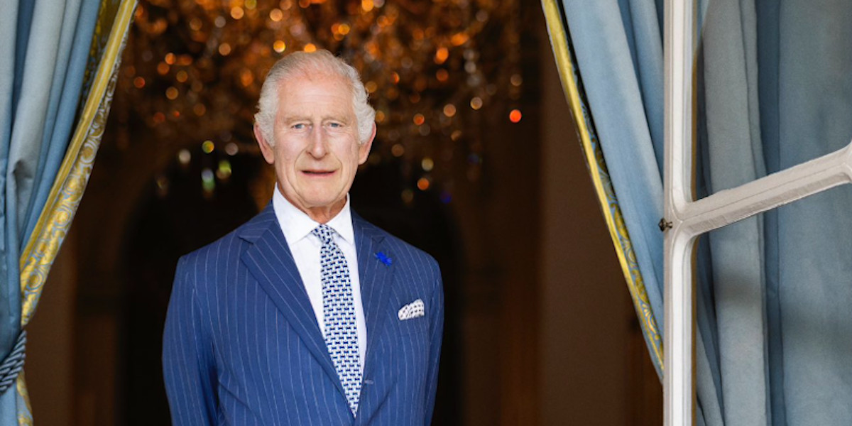 La tente mystérieuse de Charles III, comment combat-il la maladie ? 