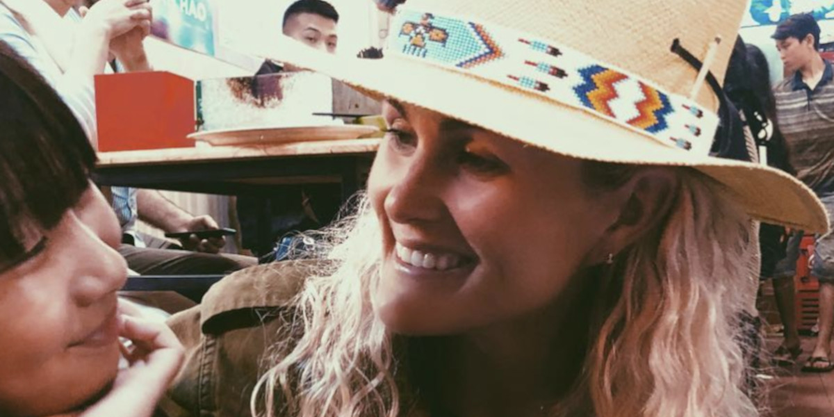 Laeticia Hallyday au Vietnam pour une mission solidaire