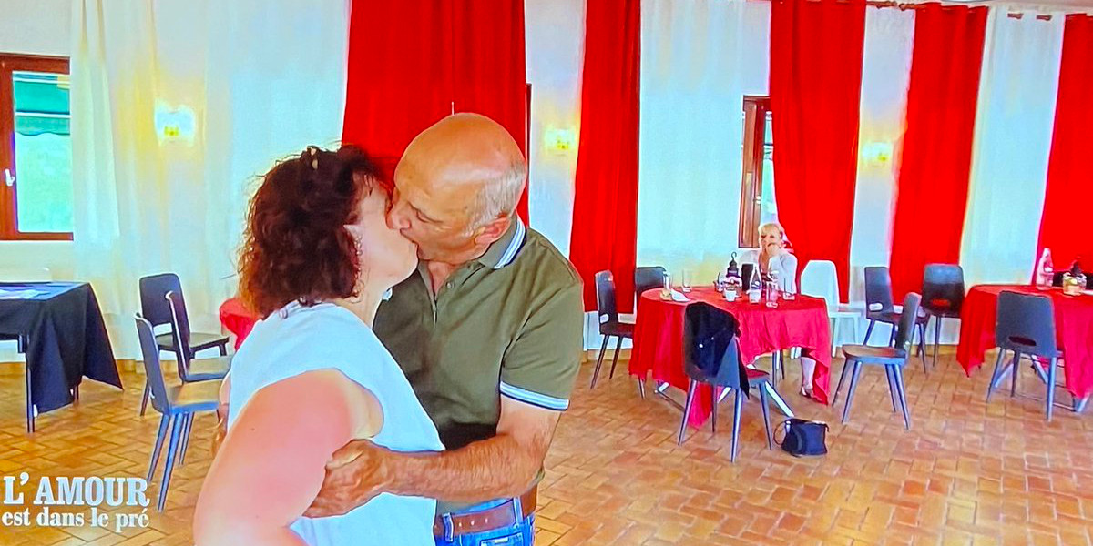 Laeticia Hallyday de tout coeur avec Nathalie de l'Amour est dans le pré, ridiculisée sur M6