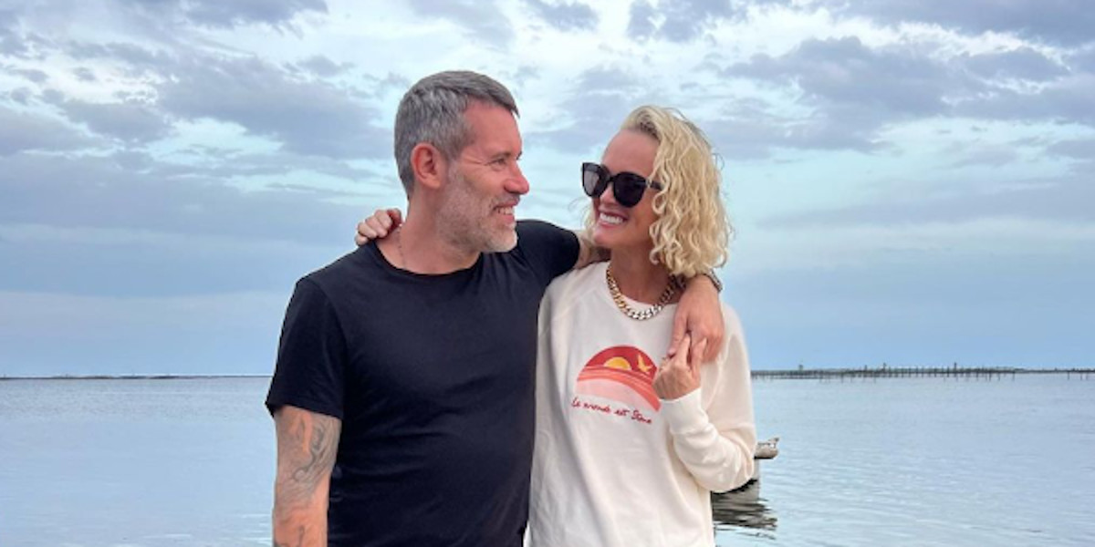 Laeticia Hallyday, sourire retrouvé avec Jalil Lespert à Marseillan, une unité familiale affichée