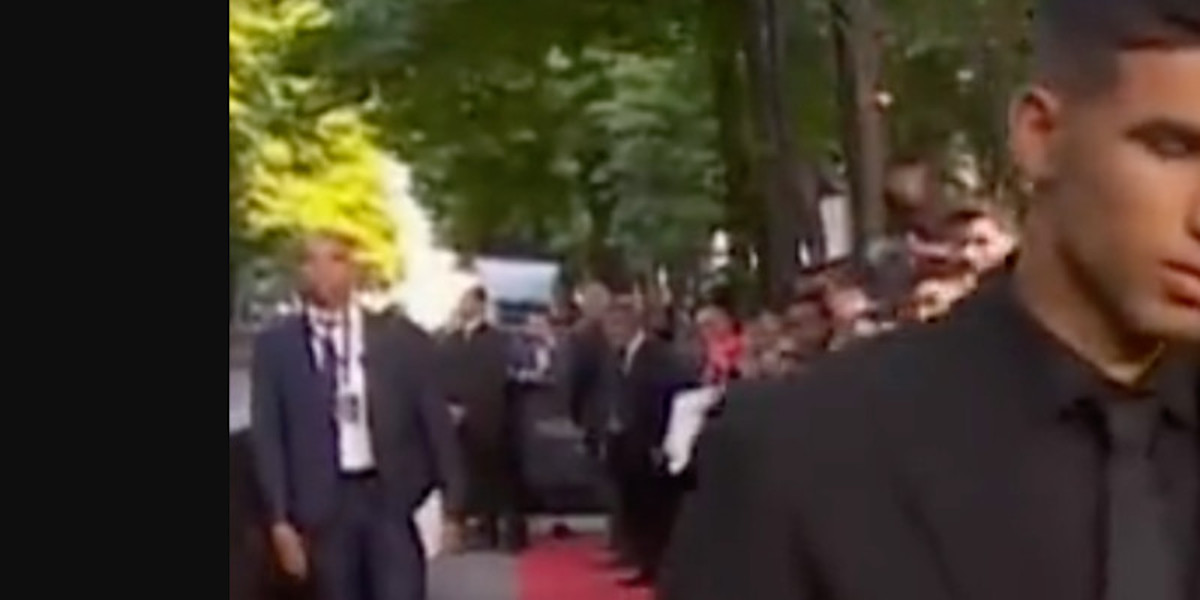 Le duo brisé : Achraf Hakimi délaissé par Kylian Mbappé aux Trophées UNFP, les fans cherchent des réponses (vidéo)