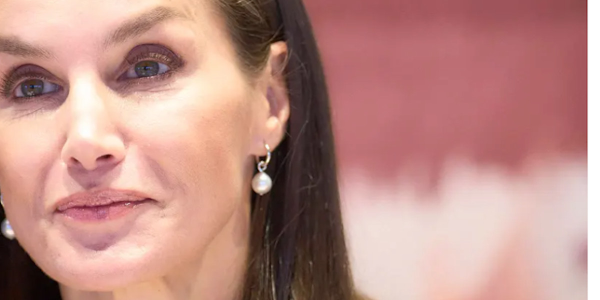 Letizia d'Espagne déjoue un incident avec son bijou en pleine cérémonie officielle, un moment embarrassant évité 