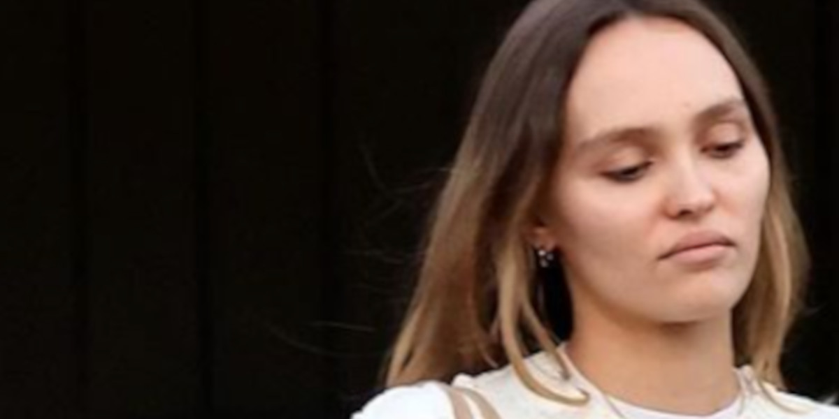 Lily-Rose Depp face une peine de cœur ? Sans maquillage et en pantoufle, son apparition à L.A inquiète 