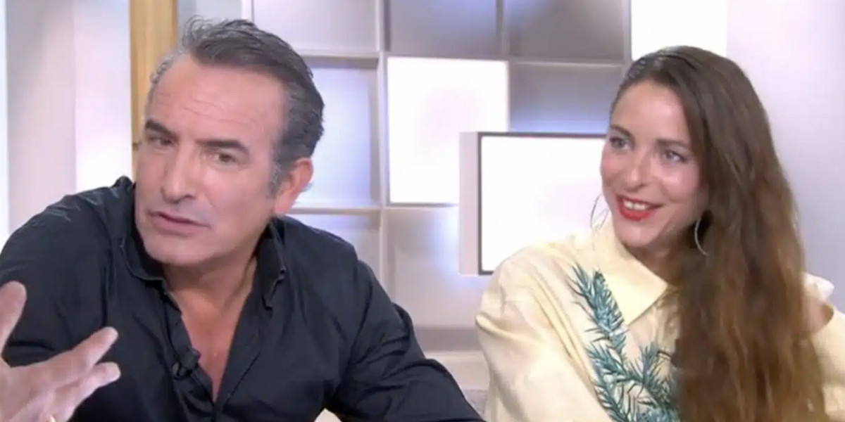 Nu avec un masque : Jean Dujardin amuse sur ses scènes avec Audrey Dana