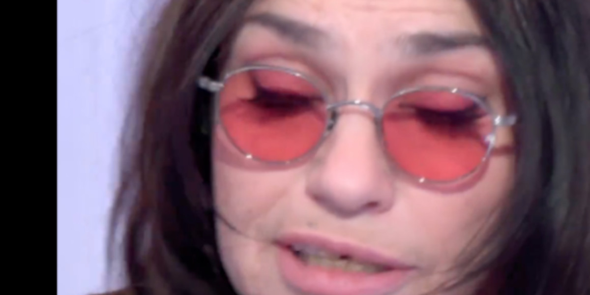 « Pas dans son état normal », le comportement de Béatrice Dalle chez Mouloud Achour fait jaser