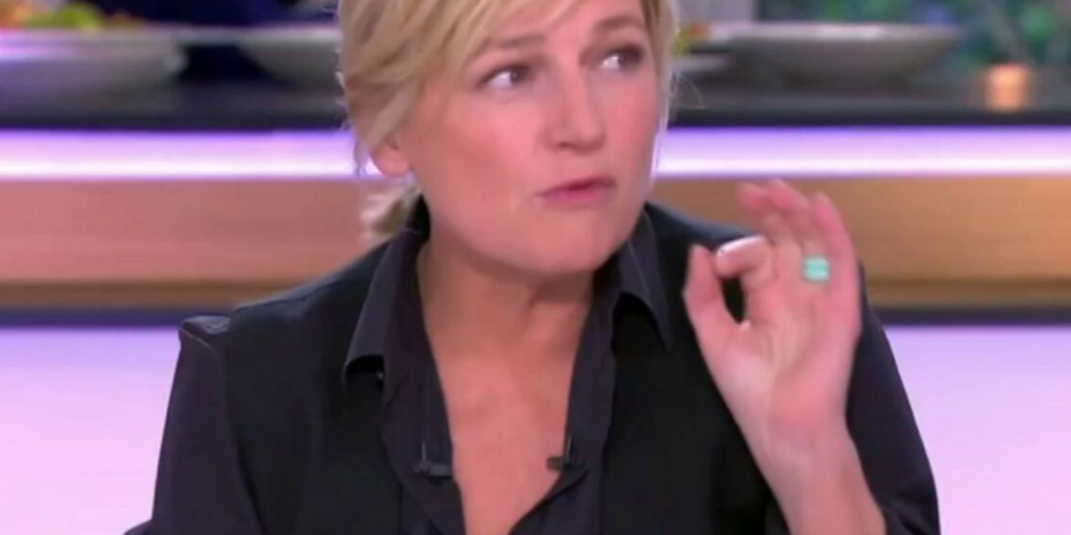 Blague osée : Patrick Cohen taquine Anne-Elisabeth Lemoine dans C à vous !