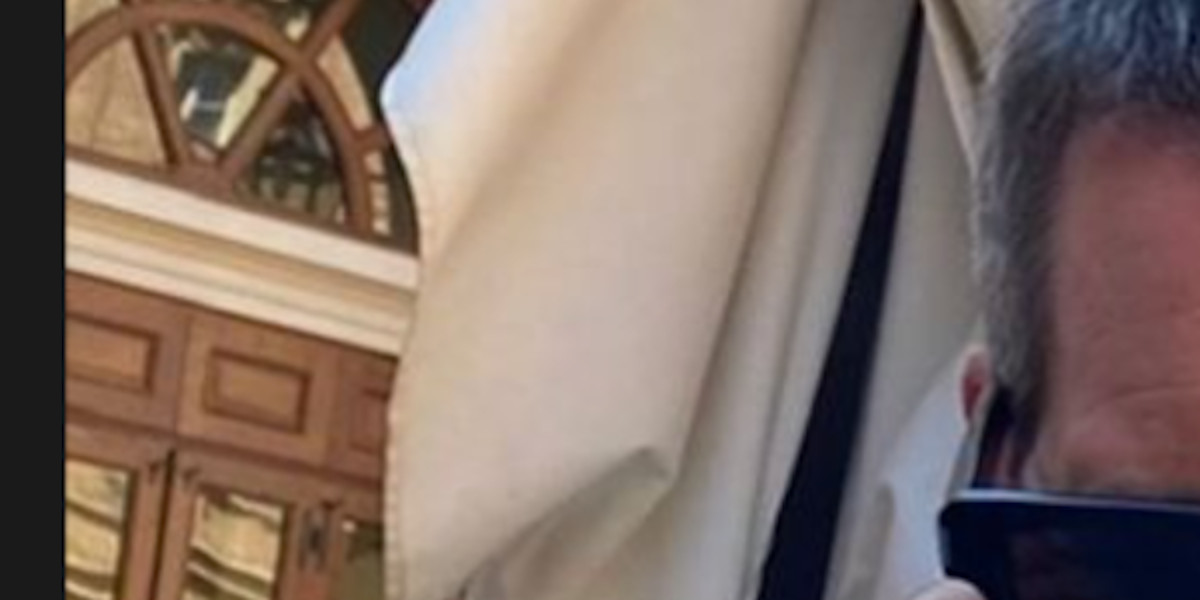 Jalil Lespert épuisé par Laeticia Hallyday à Saint-Tropez, la photo qui révèle tout