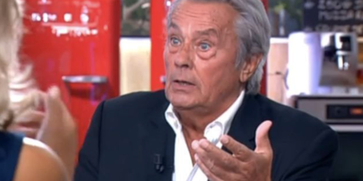 Pourquoi les relevés bancaires d'Alain Delon sont épluchés par le fisc ? 