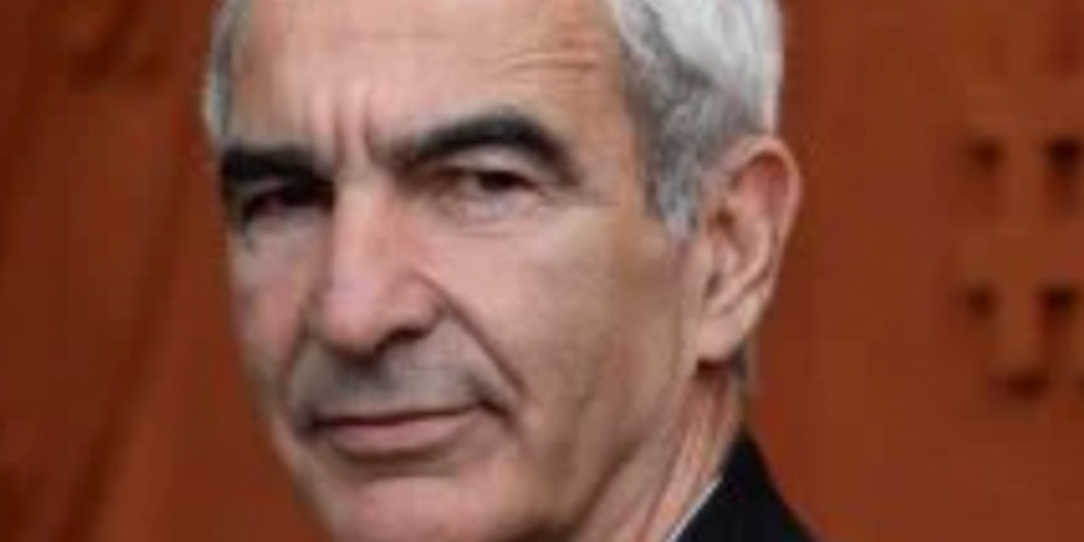 Raymond Domenech officialise avec une mystérieuse femme à Roland-Garros 