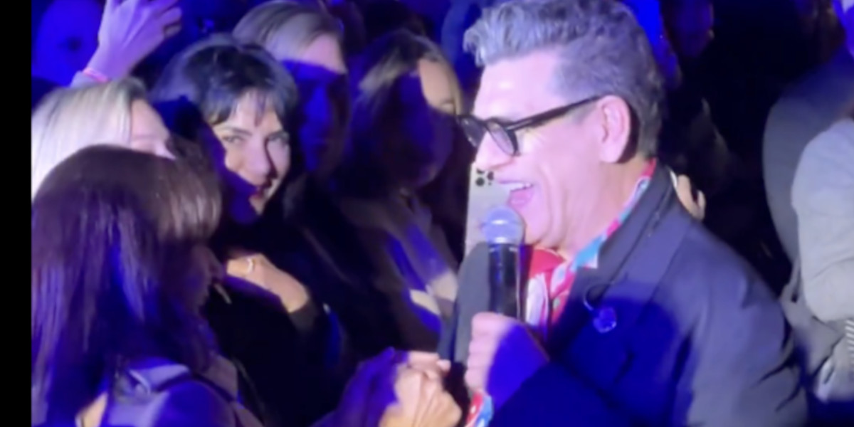 Sérénade pour Marc Lavoine face à Adriana Karembeu 