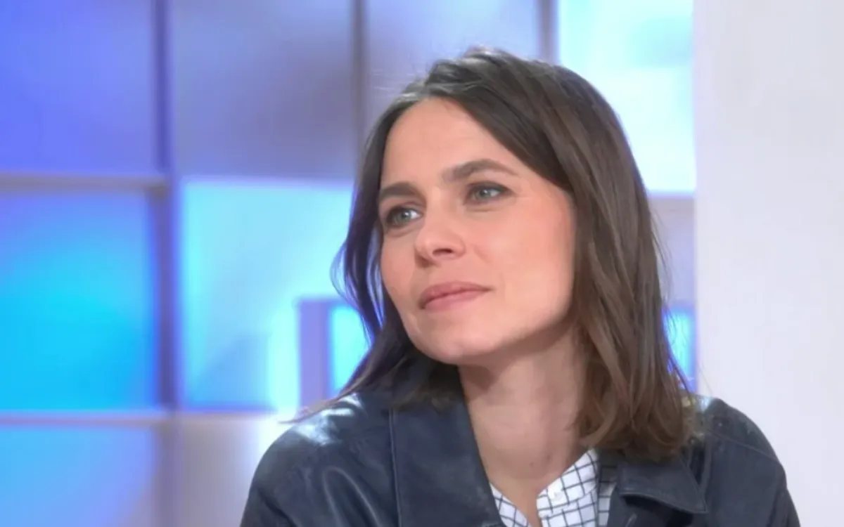 Après le départ d'Émilie Tran Nguyen, Camille Vigogne Le Coat fait ses débuts dans C à vous
