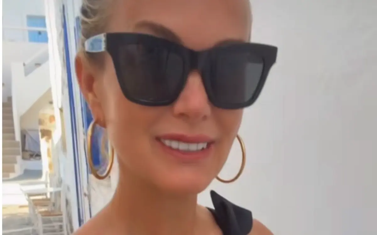 Après Saint-Tropez, Laeticia Hallyday s'offre une parenthèse enchantée au cœur des plus magnifiques îles grecques