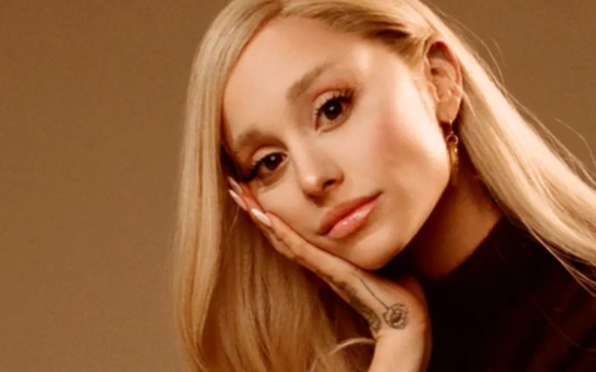 Ariana Grande change une phrase en plein concert et relance tout avec Ricky Alvarez