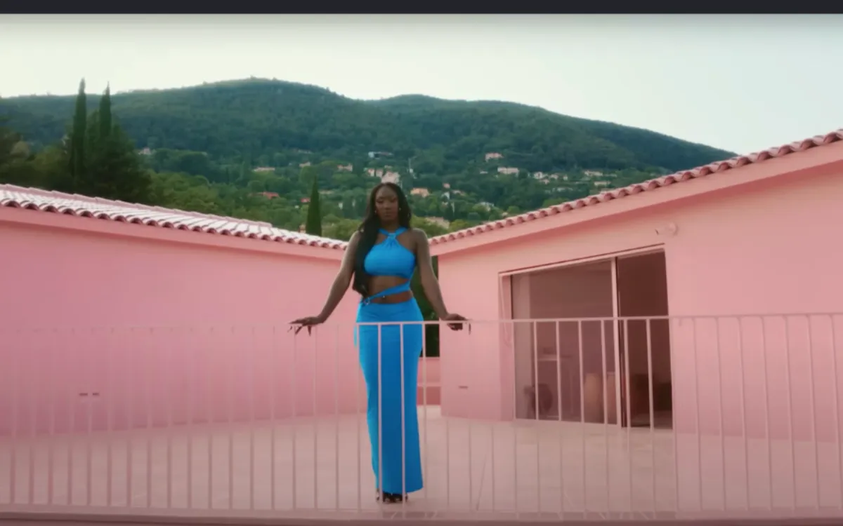 Aya Nakamura n'a pas acheté la villa rose : derrière les images, le puissant actif de Lancôme
