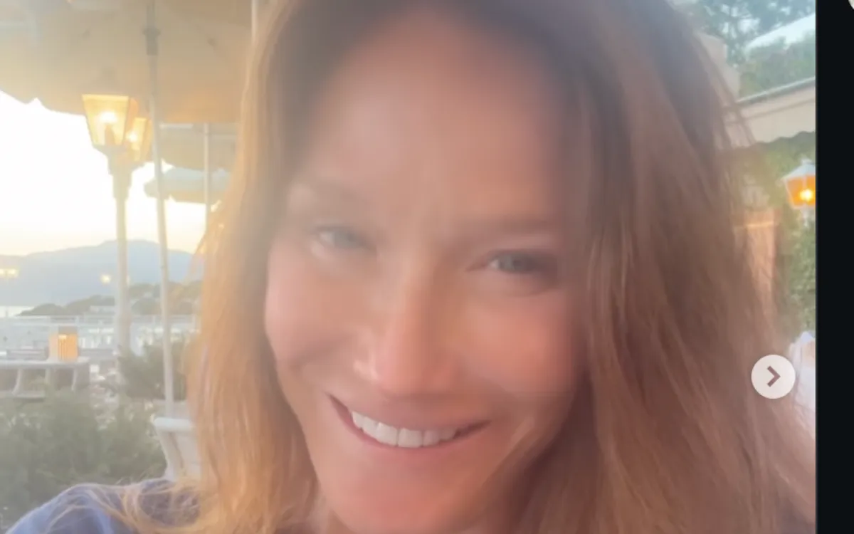 Carla Bruni et Nicolas Sarkozy en famille en Corse : découvrez les images de leurs vacances VIP dans un hôtel d'exception !