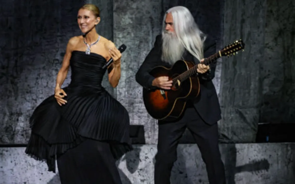 Céline Dion : un mouchoir suffit à déclencher un improbable sketch en plein concert