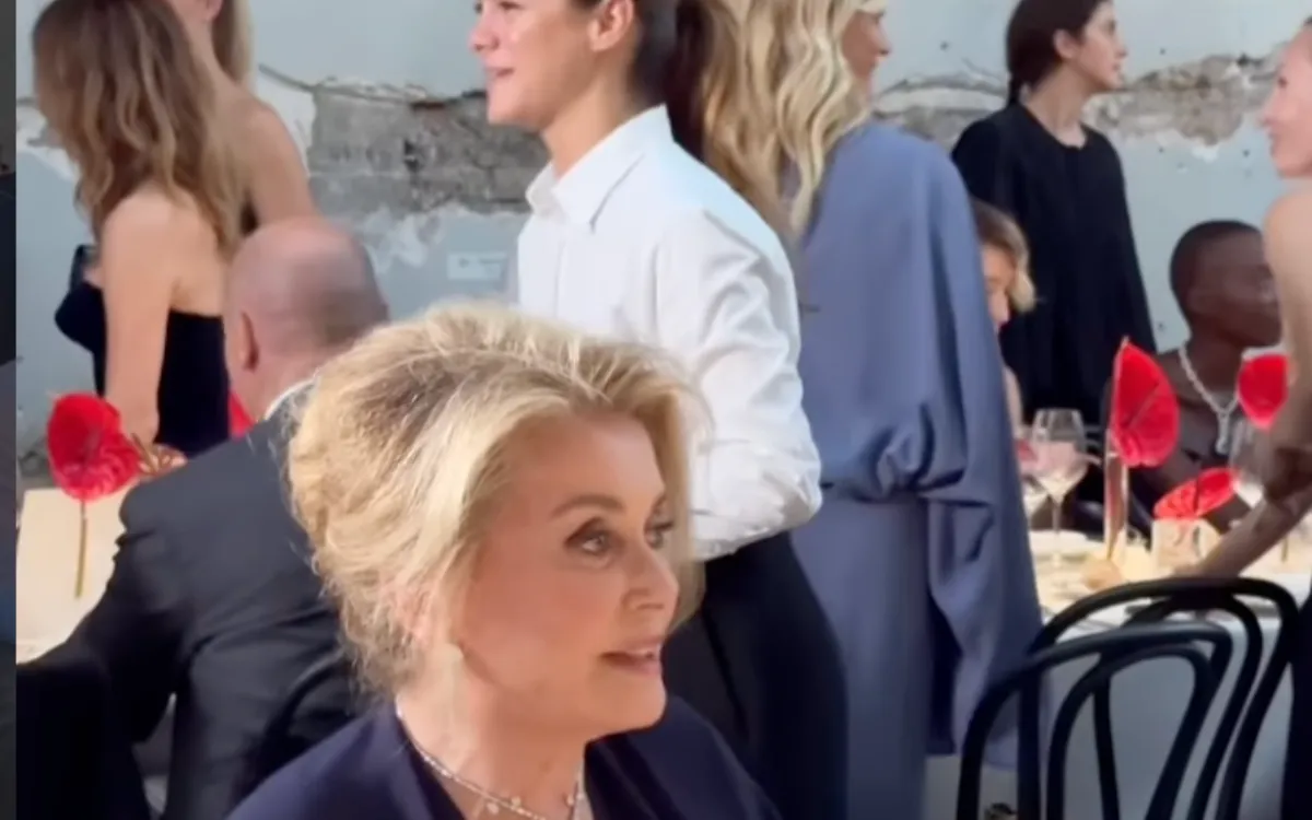« La classe ne meurt pas » : Catherine Deneuve rayonne au Palais de Tokyo 