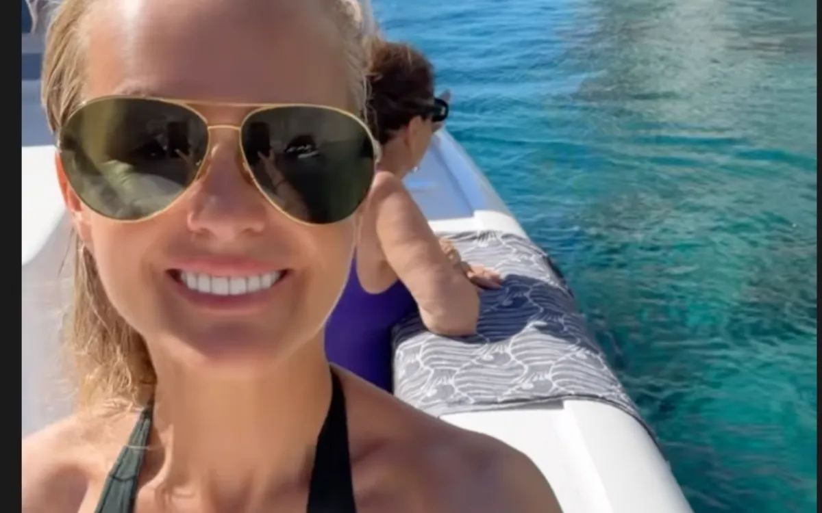 Déjà de l'eau dans le gaz ? Laeticia Hallyday s'éclate en Grèce… sans son milliardaire Serge Varsano !