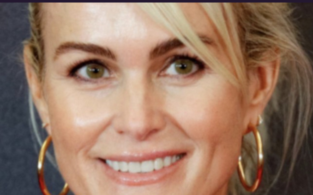 Délaissée par Frédéric, Laeticia Hallyday trouve refuge dans une maison meublée à Venice Beach avec Serge 