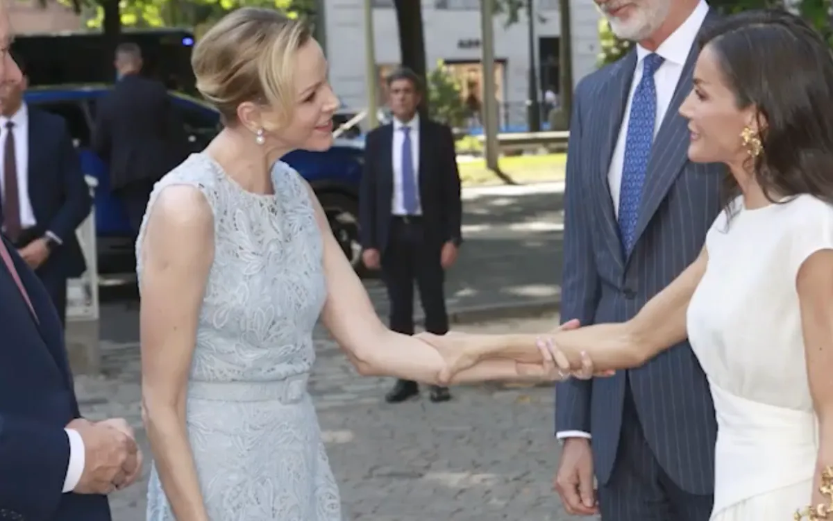 « Deux baisers et beaucoup de sourires » : Charlène et Letizia affichent leur complicité