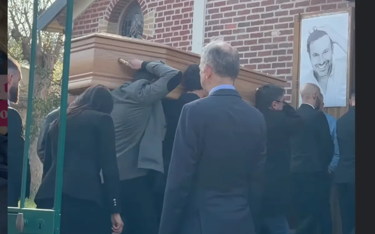 En larmes, Jean Dujardin porte le cercueil Bruno Salomone