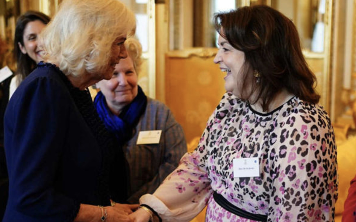 Gaffe royale ! La Reine Camilla enfreint le protocole avec une actrice 