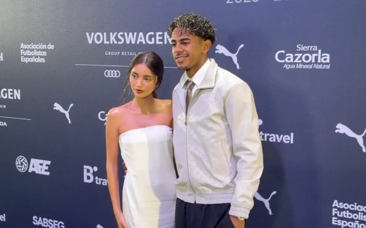 Inés García avec Lamine Yamal au gala AFE : elle a déjà signé une collection de robes