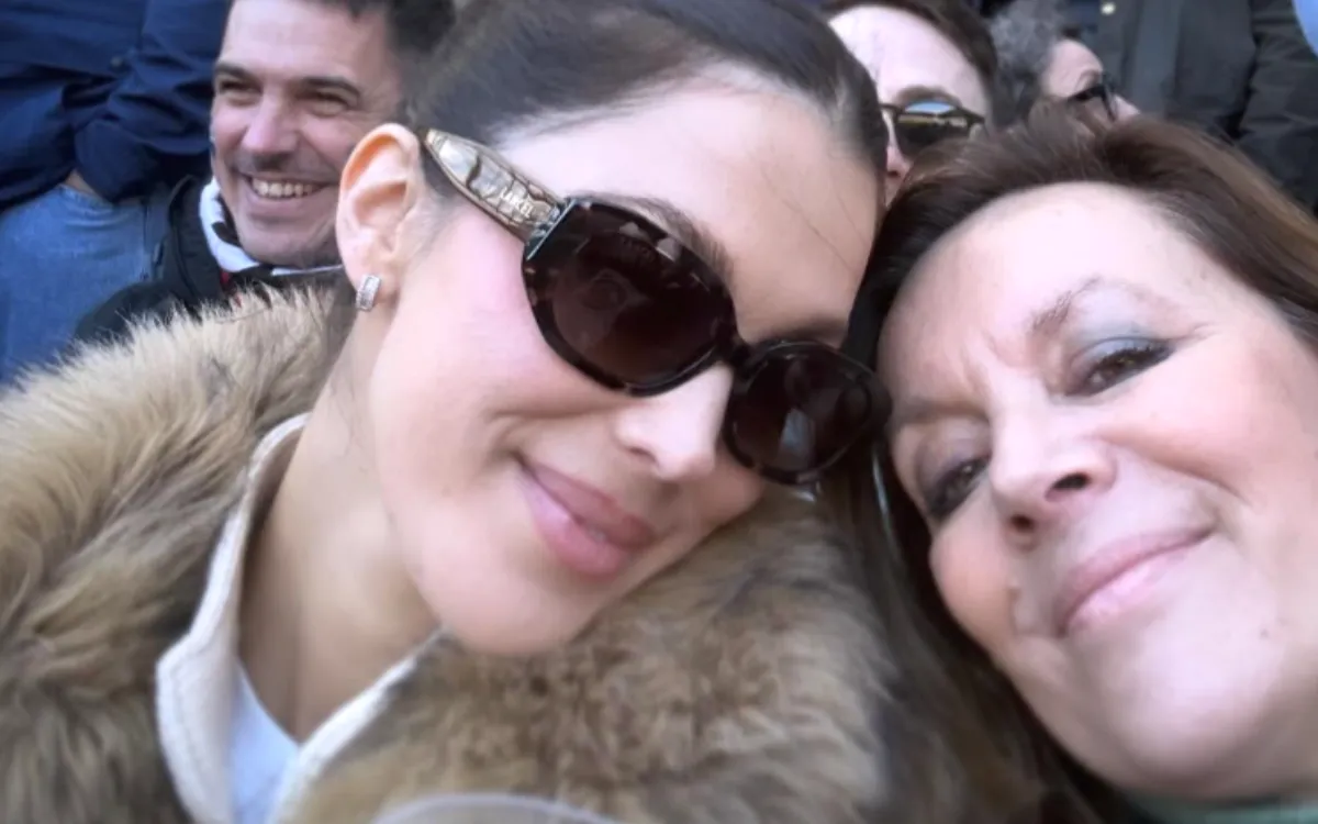 Iris Mittenaere et sa mère en soutien d'Antoine Dupont en Écosse