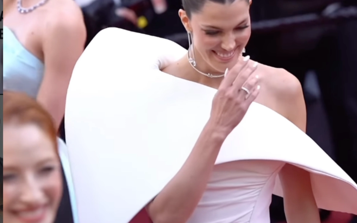 Iris Mittenaere : ce rire spontané sur le tapis rouge divise totalement Cannes