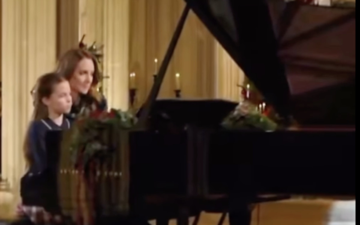 Apparition surprise avec Kate Middleton, au concert de Noël, Charlotte lui vole la vedette 