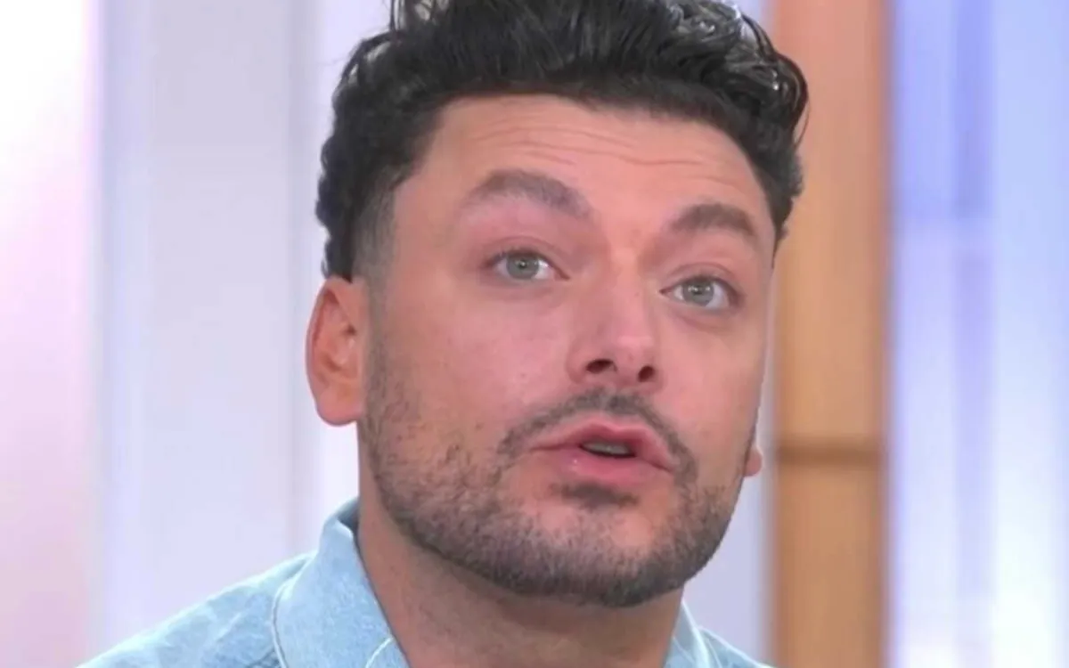 Kev Adams relayé par Emmanuel Macron : la réaction de sa grand-mère est savoureuse