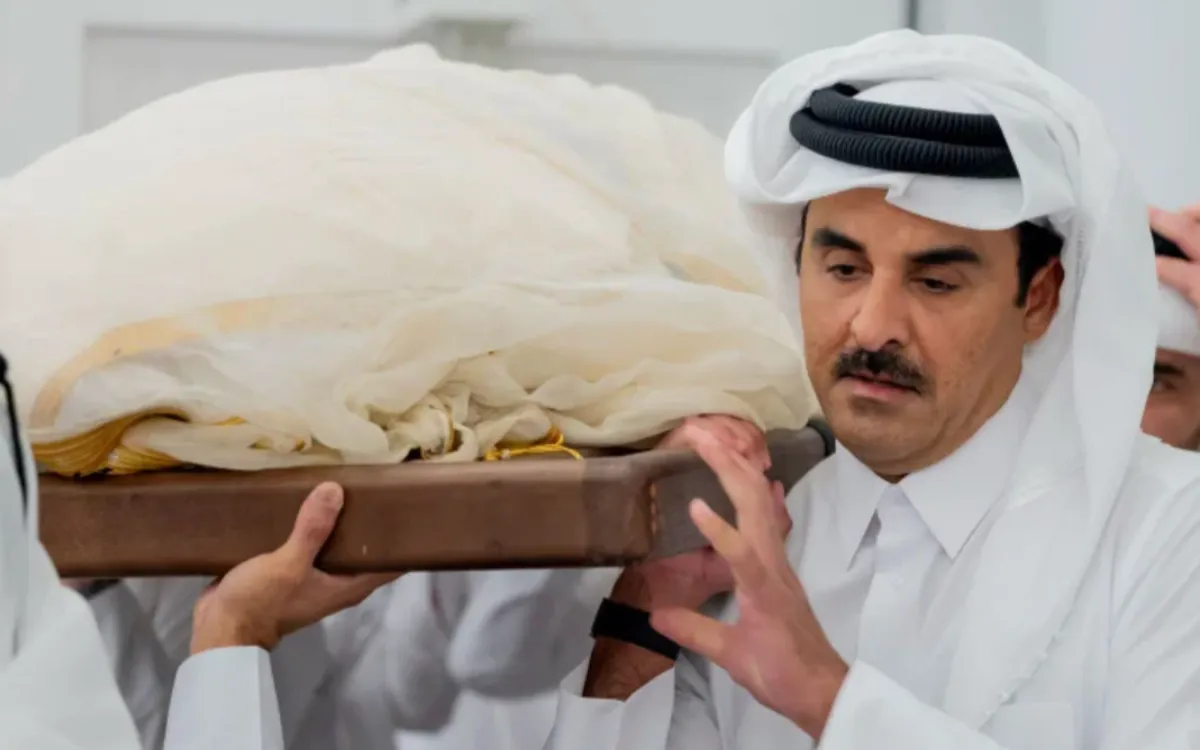 L'émir du Qatar : l'image déchirante du souverain portant le corps de son père