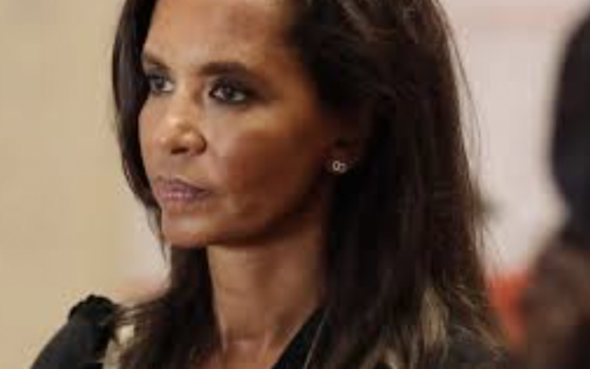 Le beau message de Karine Le Marchand à Véronika Loubry endeuillée 