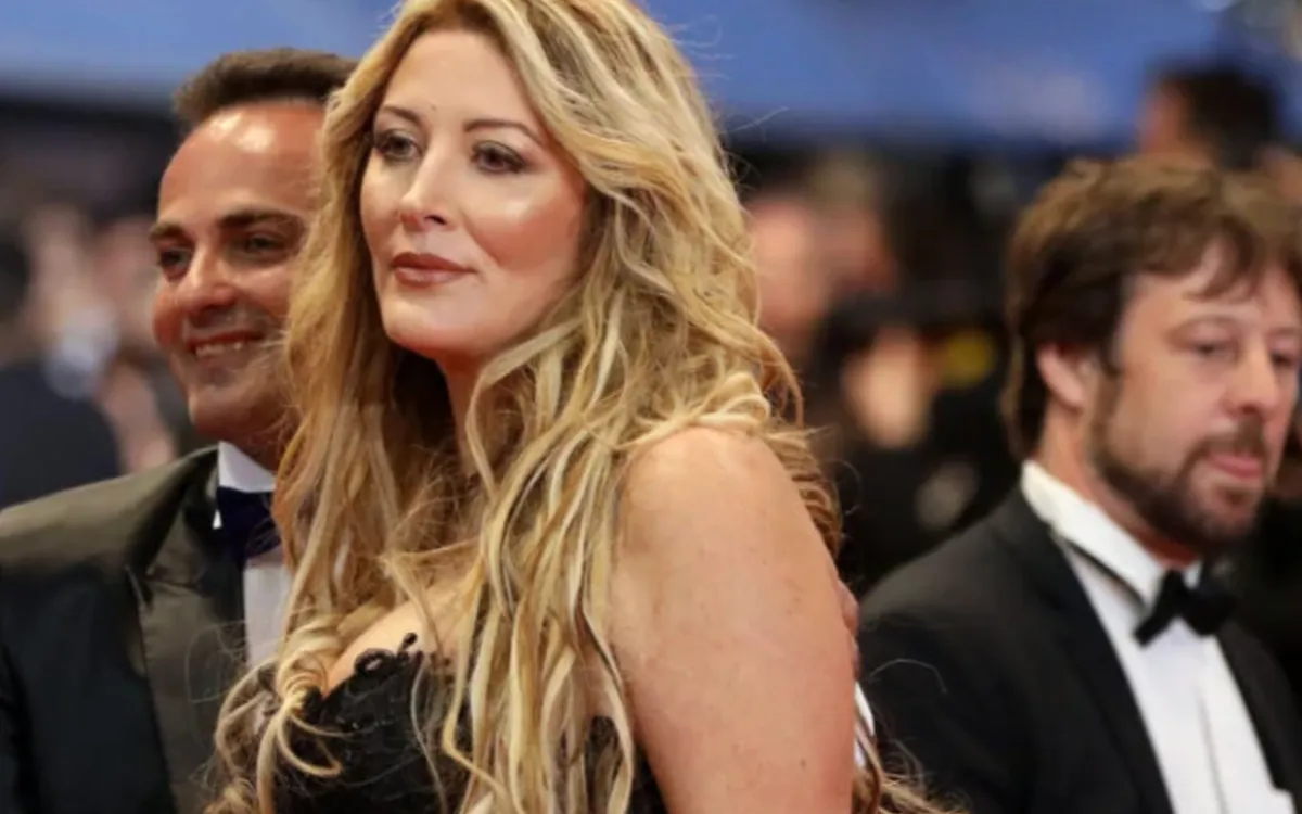 Loana en couple avec une femme ?