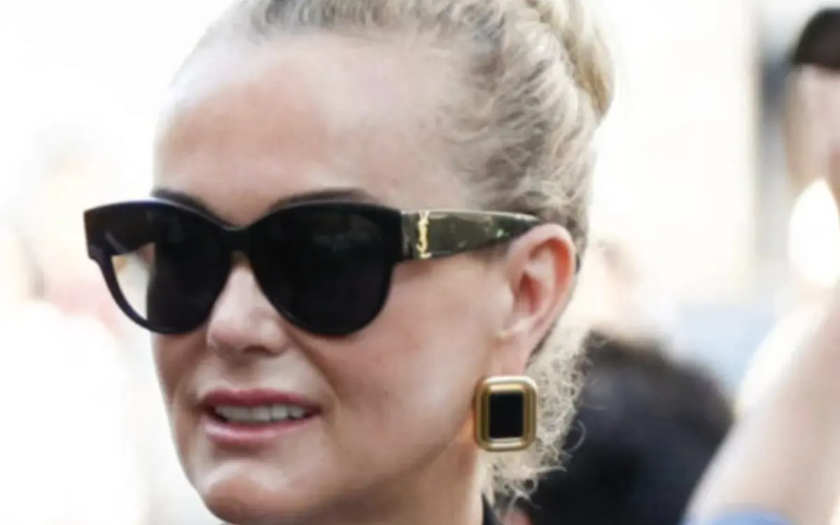Des messages romantiques… mais pour ses amis ! Le double jeu troublant de Laeticia Hallyday en Grèce, loin de Serge Varsano