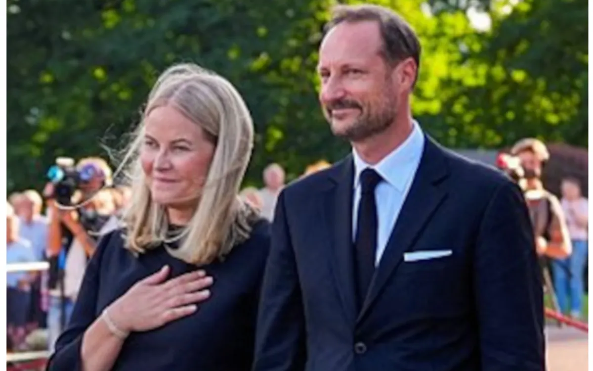 Mette-Marit quitte l'hôpital avec Haakon, quelques heures après le serment du roi