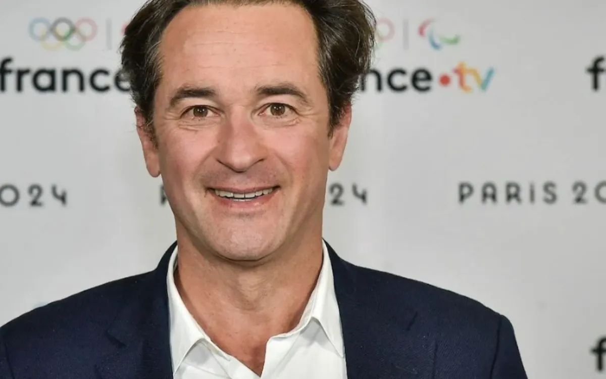 Nathanaël de Rincquesen rebondit après 32 ans à France Télévisions : son nouveau pari quotidien