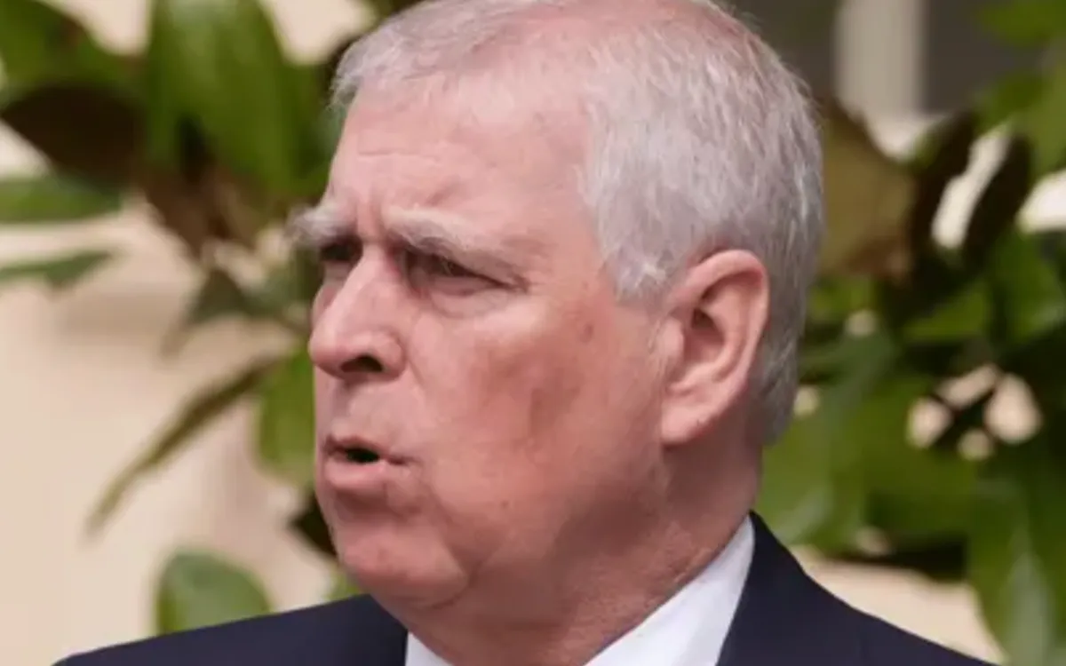 Prince Andrew : ce geste totalement déplacé dans un avion choque