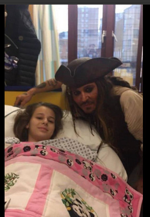Remis d'aplomb grâce à Vanessa Paradis, Johnny Depp s'affiche au Classic Rock Awards Tokyo