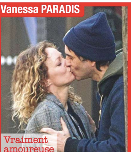 Vanessa Paradis bouleversée aux obsèques de son père. Voici dévoile les photos