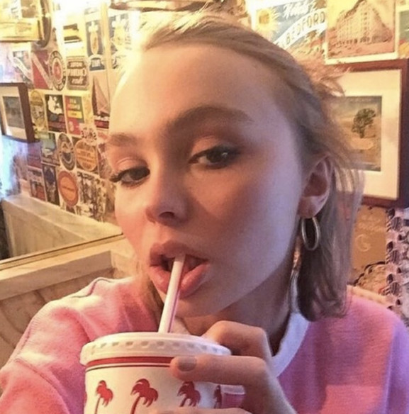 Lily-Rose Depp se remet d'aplomb à Los Angeles (photos)