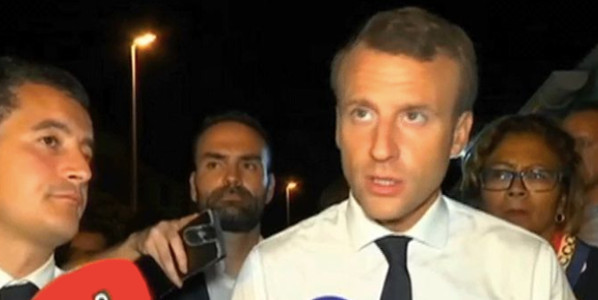 Emma­nuel Macron pose avec des jeunes et sent une odeur de canna­bis