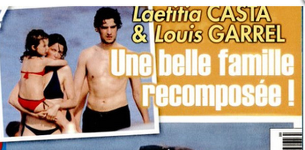 Louis Garrel et Laetitia Casta se mêlent aux touristes sur les plages bondées de Calvi