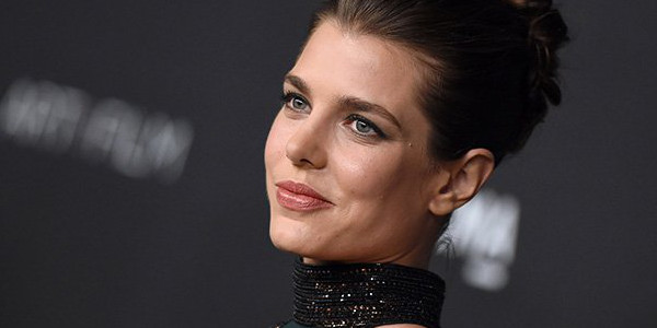 Charlotte Casiraghi présente son fils Raphaël au Balcon du palais de Monaco (photos)