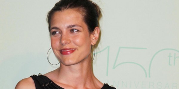 Charlotte Casiraghi sublime dans son ensemble jean blazer au défilé Stella McCartney (photo)