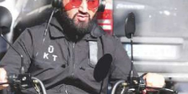 Cyril Hanouna au guidon d'un étrange engin (photo)