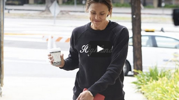 Bad Pitt oublie Angelina Jolie avec Jennifer Garner (vidéo)
