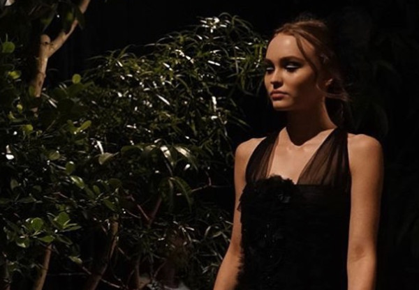 Lily-Rose Depp sublime au défilé Chanel Métiers d'art à Tokyo